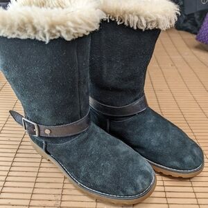 UGG "NESSA" SIZE 37 Euro.  US women's 6.5  Kids sz 5. Black Suede Shearling Line